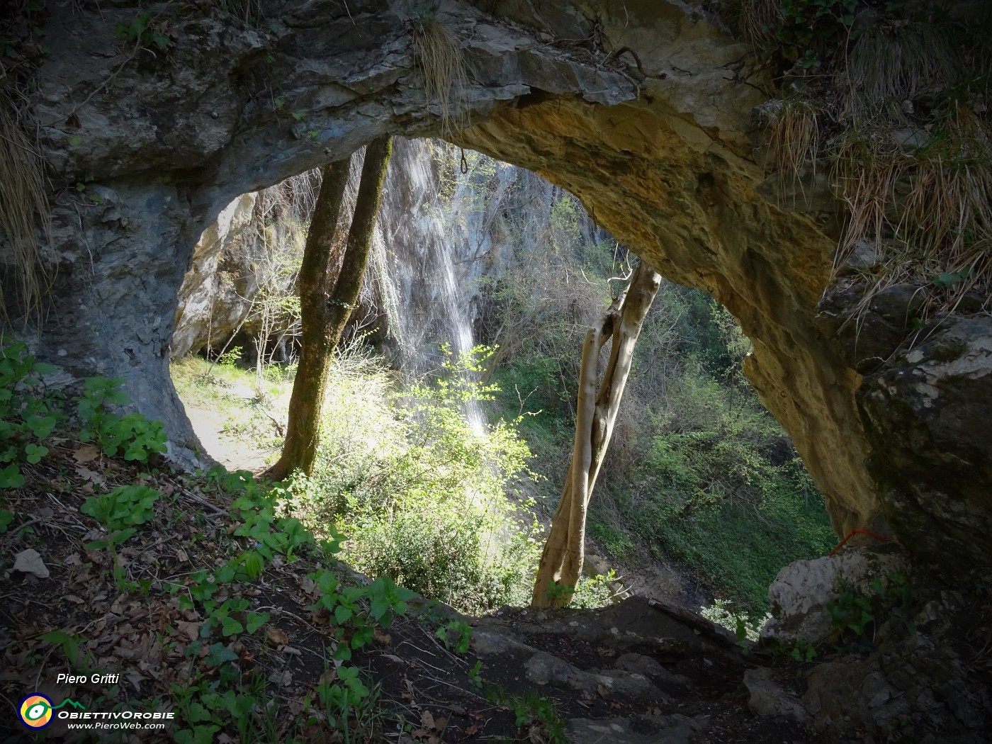 34 La 'Grotta dei ladri' con lo spettacolo delle alte cascate.JPG